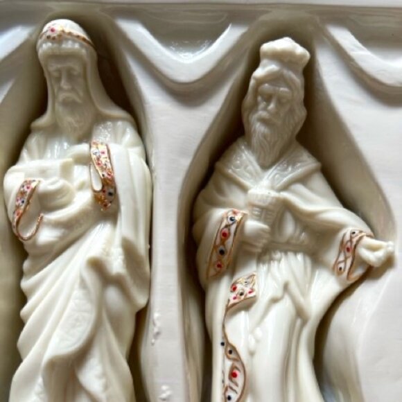 Vintage Porcelain Nativity 8 Piece Set - Picture 9 of 17